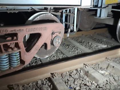 goods train derails on bhiwandi road railway line | भिवंडी रोड रेल्वे मार्गावर मालगाडी घसरली goods train derails on bhiwandi road railway line | भिवंडी रोड रेल्वे मार्गावर मालगाडी घसरली