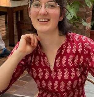 फ्रान्सहून आली ज्युलिया म्हणाली ‘हा’ भारतीय ड्रेस जगात भारी, आजवर मी का नाही घातला..