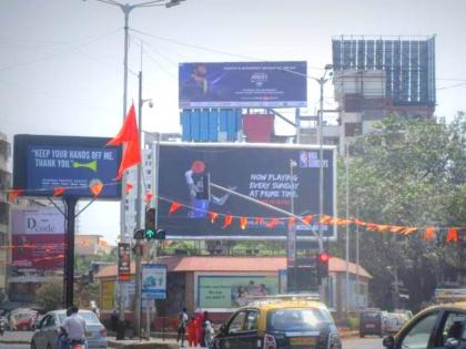 Despite BMC notice 29 oversized billboards still stand in Mumbai | मुंबई मनपानं नोटीस बजावली, तरीही २९ महाकाय होर्डिंग जसेच्या तसे!