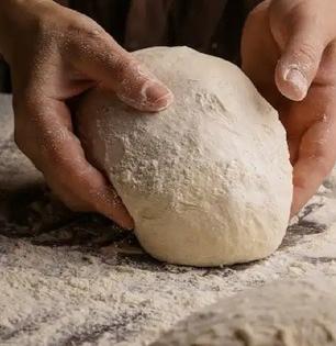 फ्रीजमध्ये ठेवलेली कणिक काळी पडते, कडक होते? ४ सोपे उपाय- कणिक राहिल फ्रेश