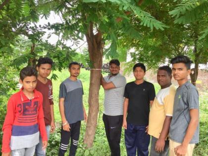 Celebrate 'Friendship Day' by tying friendship thread in Jalgaon tree | जळगावात झाडाला मैत्रीचा धागा बांधून 'फ्रेंडशिप डे' साजरा