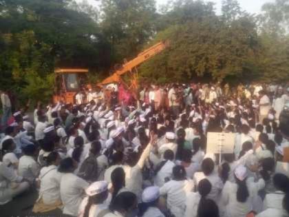 Highway blocked, 150 protestors booked for breach of peace | महामार्ग रोखून धरला, तब्बल १५० आंदोलकांवर गुन्हे दाखल