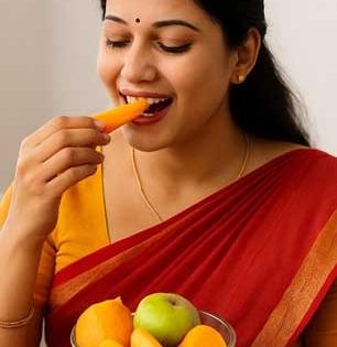 जेवणानंतर लगेच फळं खाण्याची सवय पडू शकते महागात, पाहा काय होते पोटाचे नुकसान