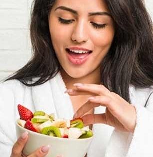 वाट्टेल तेव्हा फळं खाल्ली तर हमखास बिघडते पोट, वाढते शुगर, पाहा फळं खाण्याची योग्य वेळ आणि पद्धत