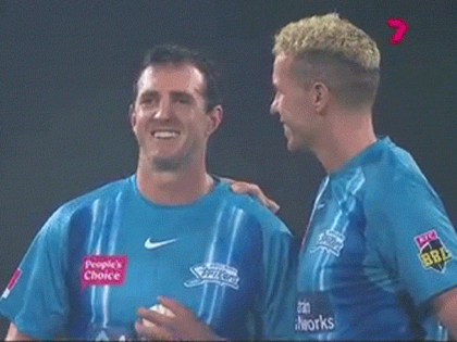 In a live match, the captain kisses the bowler, the video of Bromans going viral | लाइव्ह मॅचमध्ये कॅप्टनने बॉलरला केले किस, ब्रोमान्सचा व्हिडिओ व्हायरल