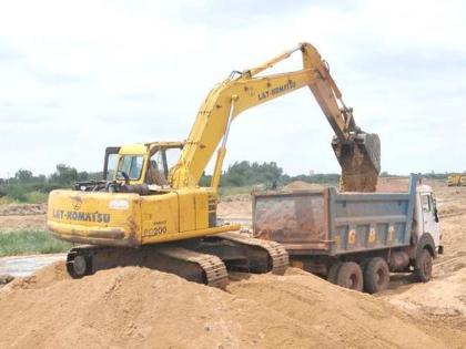 Sand mafia issue in amravati The driver drove the tipper Crime of obstruction in government work | महसूल यंत्रणेला वाकुल्या; चालकाने पळविला टिप्पर! शासकीय कामकाजात अडथळयाचा गुन्हा