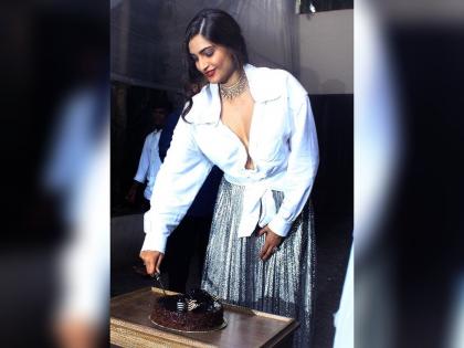 Sonam Kapoor's Birthday party dress price was so expensive | नेकलेस पेक्षाही महाग होता सोनम कपूरचा बर्थडे पार्टी ड्रेस, किंमत ऐकून व्हाल हैराण