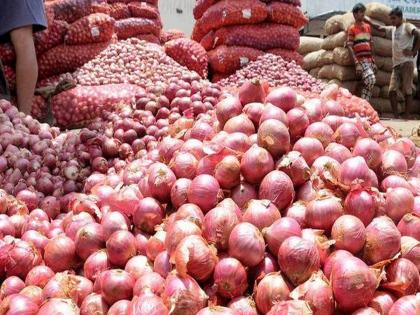 Onion sacks were stolen from the market committee premises | बाजार समितीच्या आवारात, कांदा गोण्यांची झाली चोरी