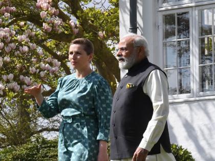 Danish PM Mette Frederiksen with Narendra Modi: Prime Minister Narendra Modi and Danish PM Mette Frederiksen hold a conversation at the latter's residence in Copenhagen, Denmark | Danish PM Mette Frederiksen with Narendra Modi: रशियालाही जुमानले नाही, युक्रेनला शस्त्रास्त्रे दिली! मोदींसोबत बगिचामध्ये फिरणारी ही 'लेडी सिंघम' कोण?