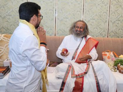 Amol Kirtikar took the blessings of Sri Sri Ravi Shankar | अमोल कीर्तिकर यांनी घेतले श्री श्री रविशंकर यांचे आशिर्वाद