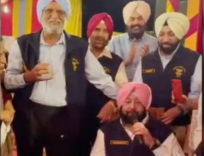 Video capt amarinder singh sings song with fauji friends | Video - 'ओ गोरे गोरे ओ बांके छोरे', मित्रांसोबत कॅप्टन अमरिंदर सिंग यांचा कूल अंदाज; गायलं खास गाणं