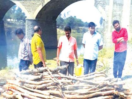 The funeral takes place at the open | उघड्यावरच होतात अंत्यसंस्कार; रायते, वावेघरच्या ग्रामस्थांची व्यथा