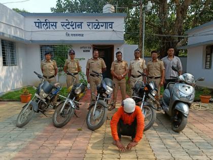 Stolen the bike and buried it in the forest; Four motorcycles seized | दुचाकी चोरल्या अन् जंगलात खड्डा करून पुरल्या;  चोरीची दुचाकी विकताना सापडला जाळ्यात