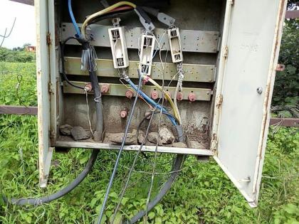 Power theft from 'Fuse Box'; Mahavitaran |  रोहित्राच्या ‘फ्युज बॉक्स’वरून वीज चोरी; महावितरण अनभिज्ञच 