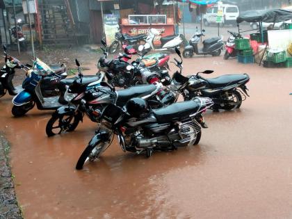 Vaibhavwadi face torrential rain; landslide debris on Bhuibawda Ghat was removed | वैभववाडीत ढगफुटीसदृश्य पावसाने दाणादाण; भुईबावडा घाटातील दरड हटवली