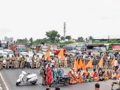 Antarwali Sarati became the state's hotspot; Leaders flock to the village, queues of vehicles on the main road | अंतरवाली सराटी बनले राज्याचे हॉटस्पॉट; नेते मंडळींची गावात रीघ, मुख्य मार्गावर वाहनांच्या रांगा