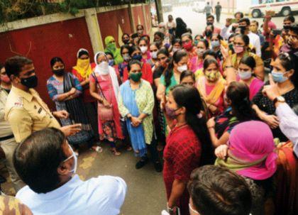 Parents protest against St. Lawrence School | सेंट लॉरेन्स शाळेविरोधात पालकांनी केले आंदोलन