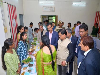 Wild Vegetable Festival at RTM Nagpur University; Students prepared a variety of dishes | विद्यार्थ्यांनी पटवून दिले रानभाज्यांचे महत्त्व, तयार केले विविध प्रकारचे पदार्थ