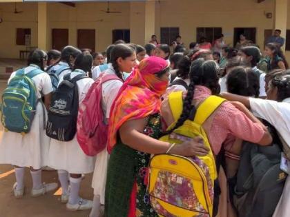 Girl Students Were Locked In The Washroom By The Headmistress Of The School For Not Disposing Of Sanitary Pads Properly | संतापजनक..! वॉशरूममधील सॅनिटरी पॅड्स विद्यार्थिनींना उचलायला लावले