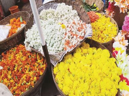 marigold blossomed in dadar flower market heavy shopping for pooja decoration | दादरच्या फूल बाजारात झेंडू दरवळला; पूजा, सजावटीसाठी जोरदार खरेदी