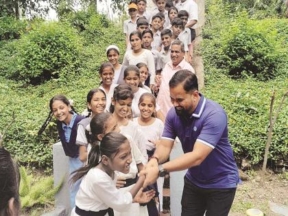 How can we become IAS if there is no school? After students' questions, Municipal Corporation's Mitmita School gets one acre of land within 24 hours | शाळाच नसेल तर आम्ही IAS कसे होणार? विद्यार्थ्यांच्या प्रश्नानंतर मिटमिटा शाळेला २४ तासांत जागा प्राप्त How can we become IAS if there is no school? After students' questions, Municipal Corporation's Mitmita School gets one acre of land within 24 hours | शाळाच नसेल तर आम्ही IAS कसे होणार? विद्यार्थ्यांच्या प्रश्नानंतर मिटमिटा शाळेला २४ तासांत जागा प्राप्त