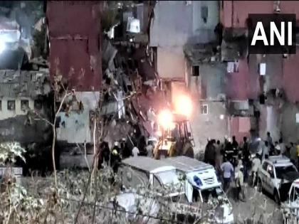 One killed, 16 injured in building collapse | मुंबईतील वांद्र्यात इमारत कोसळली, एकाचा मृत्यू तर १७ जण जखमी