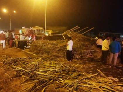 truck hits sugarcane tractor and trolley overturns; Traffic on the highway was disrupted | मालट्रकने उसाच्या ट्रॅक्टरला धडक दिल्याने ट्रॉली पलटी; महामार्गावरील वाहतूक झाली विस्कळीत