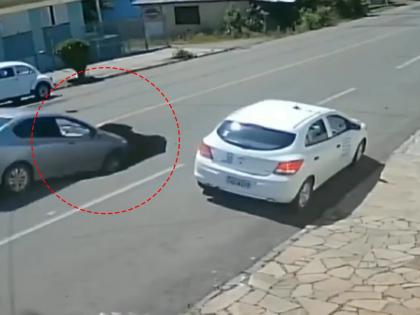 big crash on the road and the road was damage car fall into 20 ft ditch video viral on social media | अचानक रस्त्यावर पडलं मोठं भगदाड, कार कोसळली अन्...; घटना कॅमेरात कैद, पाहा Video