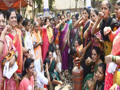 On Women Day itself women protested against inflation in Gadhinglaj kolhapur | महिला दिनीच महागाई विरोधात गडहिंग्लजला महिलांची निदर्शने, रस्त्यावर चूल पेटवून केला निषेध