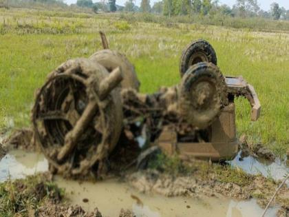 A tripped-up tractor overturned on the driver; | फसलेले ट्रॅक्टर चालकाच्याच अंगावर उलटले; चिखलात दबून मृत्यू , ठाणेगावातील घटना