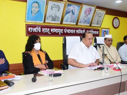 The people's representatives should launch a vaccination campaign to relax the restrictions | निर्बंधांच्या शिथिलतेसाठी लोकप्रतिनिधींनी लसीकरण मोहिम राबवावी