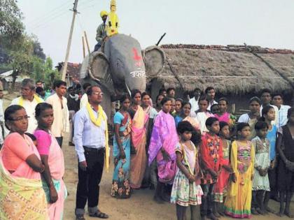  Here, Ravana's worship is done in Vijaya Dashami, tributes to the tribals, procession from the village with traditional pujas | येथे विजयादशमीला केली जाते रावणाची पूजा, आदिवासींची श्रद्धा, पारंपरिक पुजेसह गावातून काढतात मिरवणूक