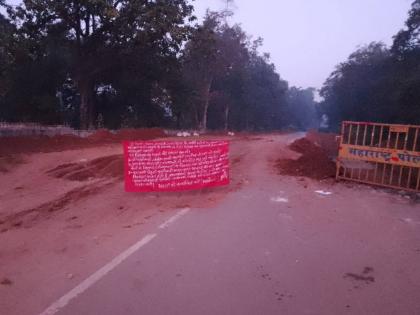 Naxals' rampage continues in South Gadchiroli; Calling for bandh today, trees were cut and thrown on the road, posters were also put up | दक्षिण गडचिरोलीत नक्षल्यांचा धुडगूस सुरूच; आज बंदची हाक, झाड तोडून रस्त्यावर टाकले, पोस्टरही लावले