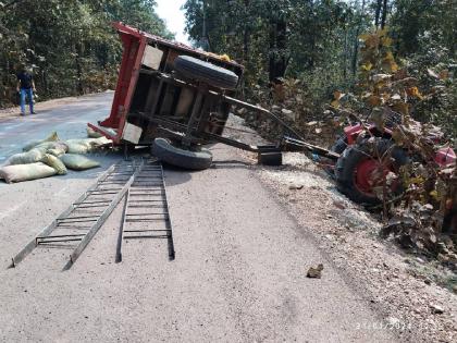 accident on the turn two killed | वळणावर अपघात; पित्यासह लेक ठार ! दुचाकी-ट्रॅक्टरची समाेरासमाेर धडक