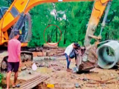 pregnant woman was taken to hospital by JCB In Gadchiroli | गर्भवतींची वाट कुठे जेसीबीतून, कुठे झोळीतून; नाल्यांना पूर, रस्त्यावर चिखल, कसे गाठणार रुग्णालय?