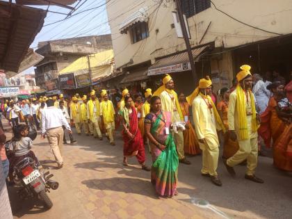 127 couples were married by gondi mangalashtak in gadchiroli | आलीया गावात अजब वरात... गोंडी मंगलाष्टकांनी १२७ जोडप्यांची लग्नगाठ