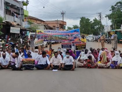 Gadchiroli protest of cleaning workers in Armory for their different demands | गडचिरोली : आरमोरीत सफाई कामगारांचे चक्काजाम आंदोलन