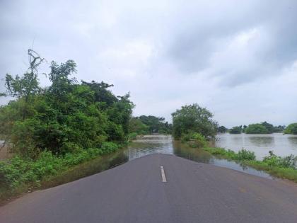 Drizzling rains, still flood-hit, Gadchiroli-Nagpur highway under water | पाऊस रिमझिम, तरीही पुराचा तडाखा, गडचिरोली-नागपूर महामार्ग पाण्याखाली