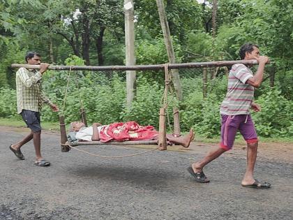 Gadchiroli: Shravanbal of Gadchiroli walked 18 km by making a cot for his father. | Gadchiroli: गडचिरोलीच्या श्रावणबाळाने वडिलांसाठी खाटेची कावड करून पुरामधून केली १८ किमी पायपीट