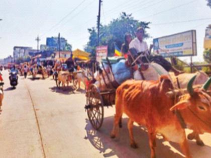 56 families left the village with family in a bullock cart; Argument over the panel of great men gadchiroli | बैलगाडीत बिऱ्हाड घेऊन ५६ कुटुंबांनी सोडले गाव; महापुरुषांच्या फलकावरून वाद 