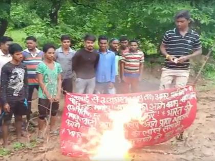 Banners of Naxals burnt by tribal youth | आदिवासी तरुणांनी जाळले नक्षलींचे बॅनर, बंदचे आवाहन धुडकावले