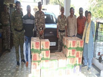 Police caught a car carrying liquor worth half two lakhs Action in Phule ward of Gadchireli |  सव्वा दाेन लाखांची दारू नेणारी कार पाेलिसांनी पकडली; गडचिराेलीच्या फुले वार्डातील कारवाई