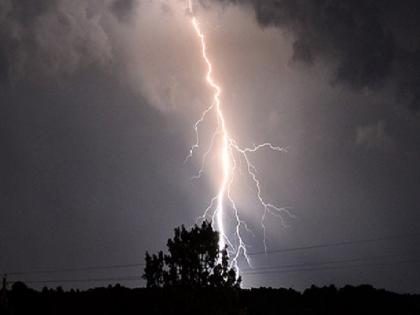 Family struck by lightning; Unfortunate death of four members of the same family including two small children | लग्नाहून घरी परतताना अंगावर वीज कोसळली; दोन चिमुकल्यांसह एकाच कुटुंबातील चाैघांचा दुर्दैवी मृत्यू