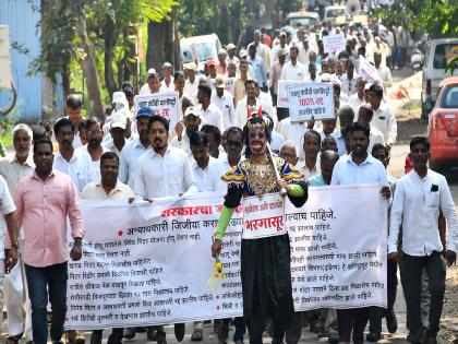 Charge electricity bills like meters, waive entire water lines and electricity bills in drought-prone Gadhinglaj taluk etc. Farmers march with demand | अंबानी-अदानी तुपाशी, शेतकरी मात्र उपाशी!; गडहिंग्लजमध्ये शेतकऱ्यांचा धडक मोर्चा