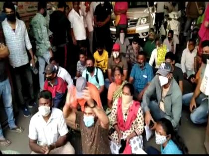 Citizens' sit-in agitation for vaccination at Gadikhana Hospital | Pune Corona News: गाडीखाना दवाखान्यात लसीकरणासाठी नागरिकांचे ठिय्या आंदोलन