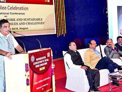 College of social work should take the initiative for economic innovation: Nitin Gadkari | समाजकार्य महाविद्यालयांनी आर्थिक परिवर्तनासाठी पुढाकार घ्यावा :नितीन गडकरी