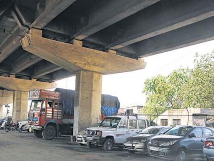 where to park the cars the parking problem of mumbai is not solved | गाड्या उभ्या तरी कुठे करायच्या? ‘पार्किंग’ प्रश्न सुटेना; मेट्रोखालीही बेकायदेशीर वाहनतळ