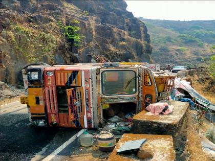 Truck overturned in Bhuibawda Ghat due to flat tire, driver cleaner injured | टायर फुटल्याने भुईबावडा घाटात ट्रक उलटला, चालक-क्लिनर जखमी; वाहतूक ठप्प