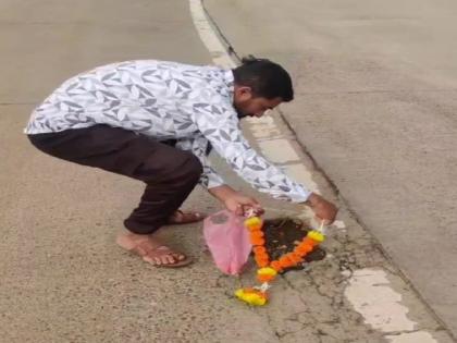 Potholes appeared on Kolhapur Gaganbawda road within six months, work quality poor | कोल्हापूर-गगनबावडा मार्गावर सहा महिन्यांतच पडले खड्डे, खड्ड्याला पुष्पहार घालून निषेध Potholes appeared on Kolhapur Gaganbawda road within six months, work quality poor | कोल्हापूर-गगनबावडा मार्गावर सहा महिन्यांतच पडले खड्डे, खड्ड्याला पुष्पहार घालून निषेध