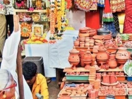 in mumbai ghatasthapana attractive decline in the market shopping started in earnest the arrival of flowers and fruits increased | घटा-घटाचे रूप आगळे! आकर्षक घट बाजारात; खरेदी जोरात सुरू, फुले अन् फळांची आवक वाढली